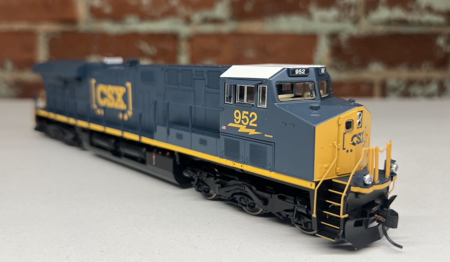 PRE-OWNED WALTHERS 910-10157 GE ES44 EVOLUTION LOCOMOTIVE CSX #952