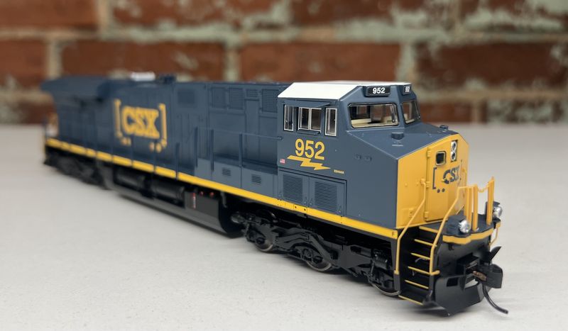 PRE-OWNED WALTHERS 910-10157 GE ES44 EVOLUTION LOCOMOTIVE CSX #952