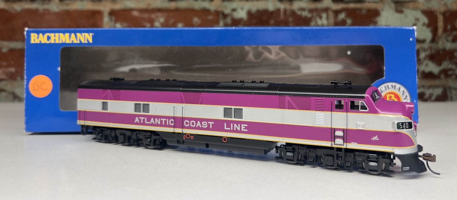 PRE-OWNED BACHMANN 66704 HO EMD E7 DIESEL LOCOMOTIVE DCC READY WITH NMRA 8-PIN PLUG ATLANTIC COAST LINE #540