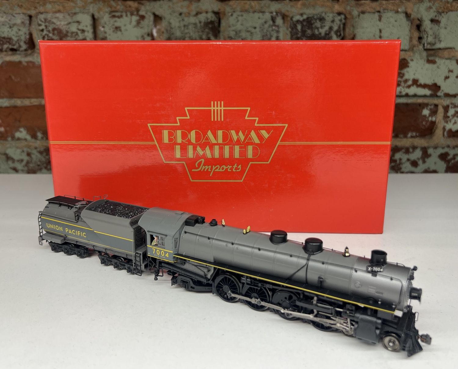 PRE-OWNED BROADWAY LIMITED 039 MT-73 4-8-2(2 TONE GRAY) UNION PACIFIC DCC/SOUND #7004