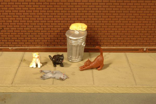 Bachmann 33157 Cats with Garbage Can - O Scale