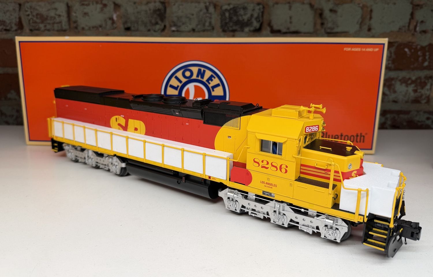 PRE-OWNED LIONEL 2333391 Southern Pacific "Kodachrome" LEGACY SD40-T #8286