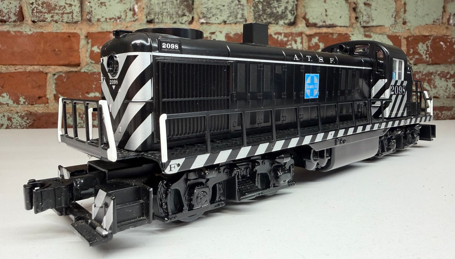 PRE-OWNED LIONEL 2134110 - SANTA FE LIONCHIEF PLUS 2.0 RS-3 #2098