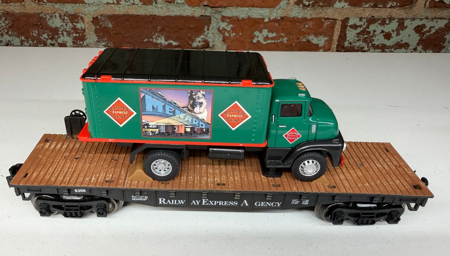 PRE-OWNED MENARDS - Railway Express Flatcar with 1956 REA Box Truck, Road Number: #6308