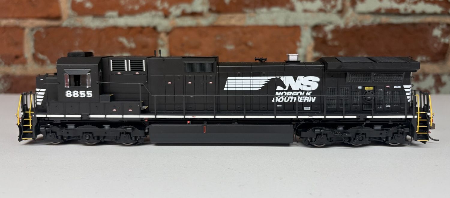 PRE-OWNED ATHEARN ATHG31602 DASH 9-40C NORFOLK SOUTHERN #8855 DCC/SOUND
