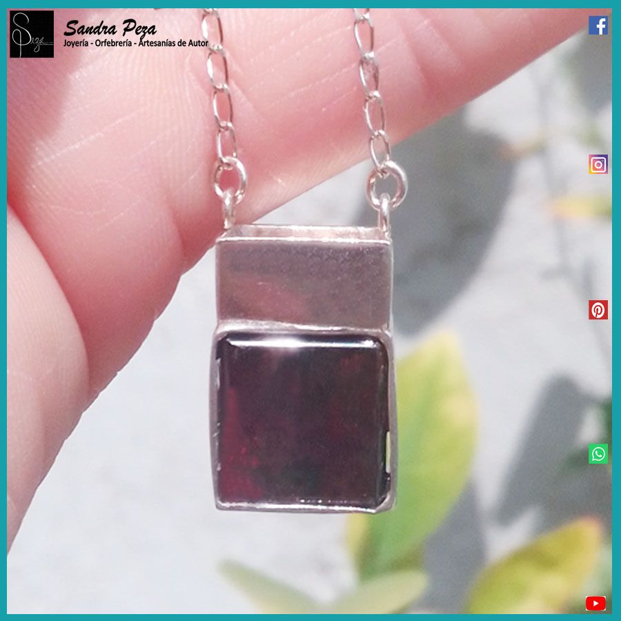 Dije con cadena #Cubo de Granate, plata