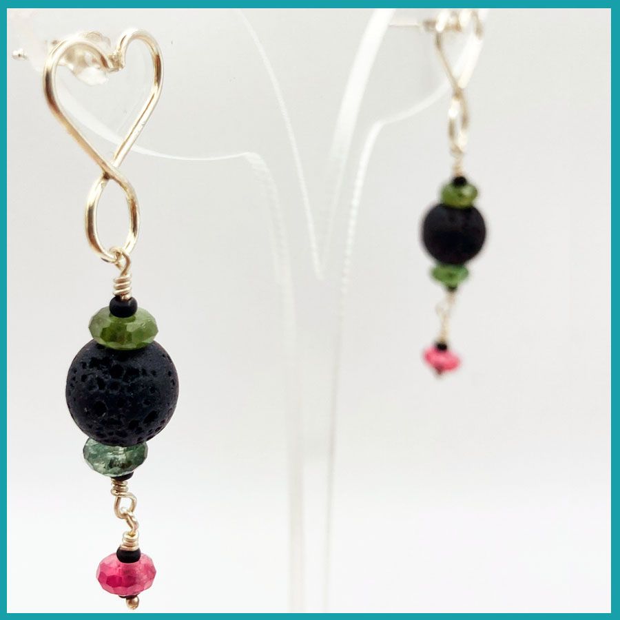 Broqueles Corazoncito Turmalina verde y rosa, piedra volcánica y plata