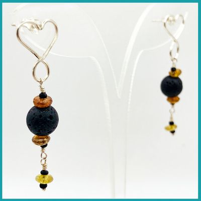 Broqueles Corazoncito Turmalina café y amarillo, piedra volcánica y plata