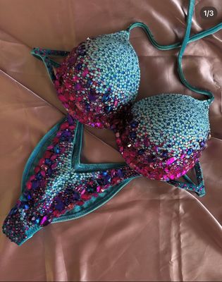 Competite bikini