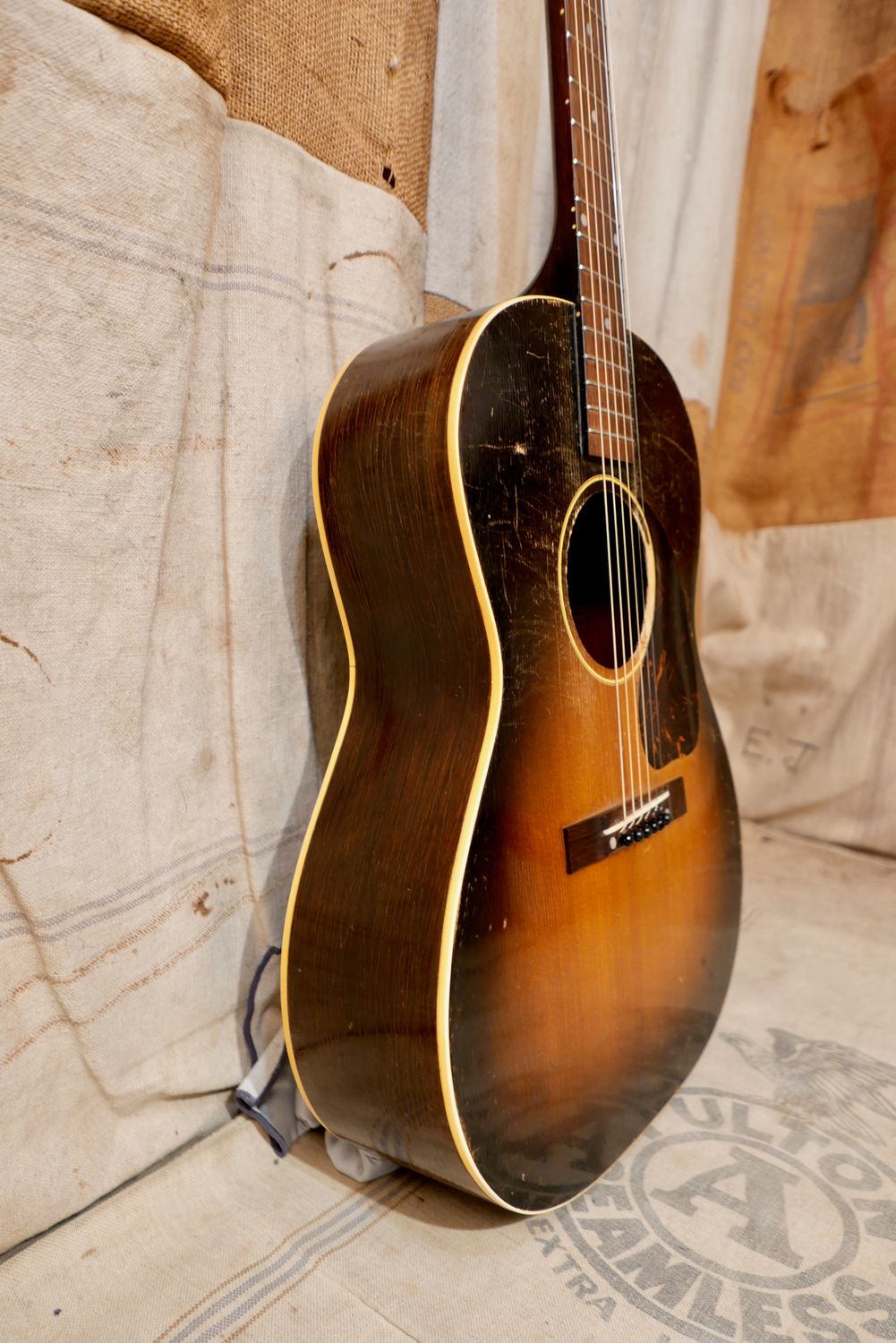 Gibson　LG-1 ヴィンテージ Gibson LG-1 1947 - 1968 | Reverb