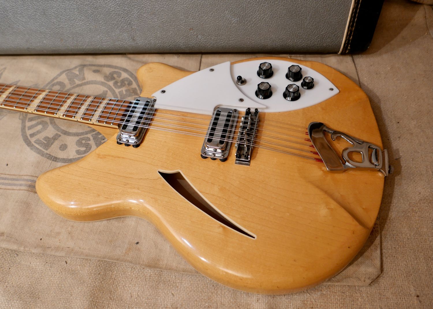 1965 Rickenbacker 360/12 Mapleglo (c)