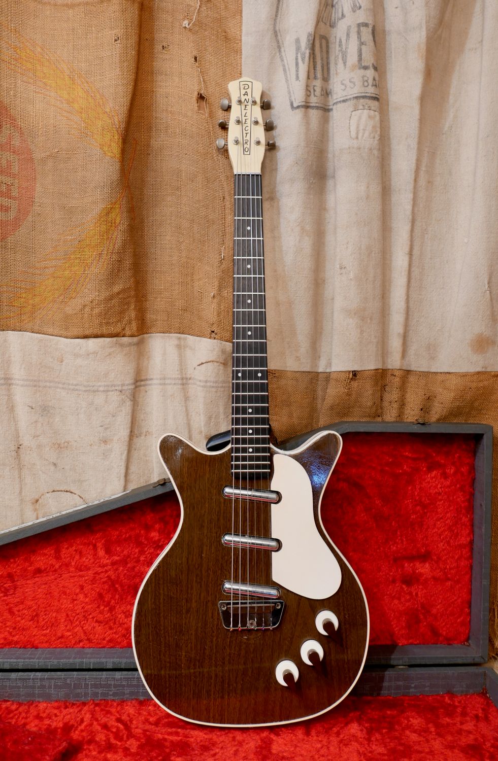 1959 Danelectro DC-3 Deluxe Triple Pickup 6038S Dark Faux Walnut
