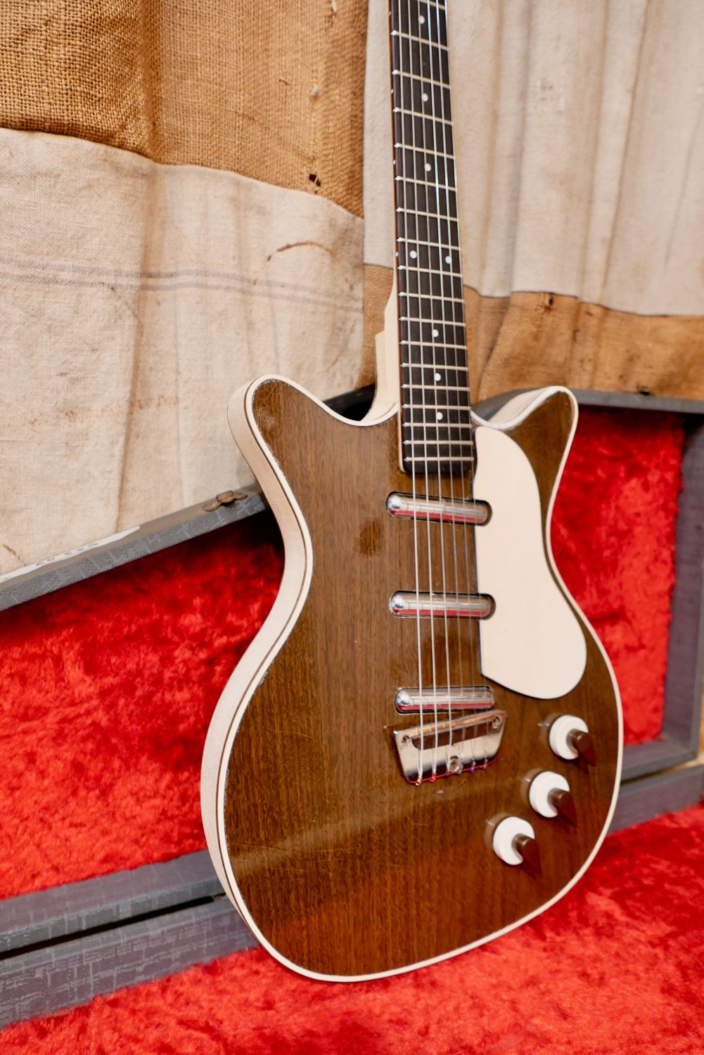 1959 Danelectro DC-3 Deluxe Triple Pickup 6038S Dark Faux Walnut