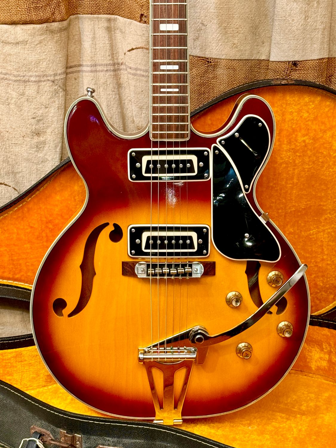 ~1969 Univox Custom 335 Hollow-body Electric Sunburst w/OSSC
