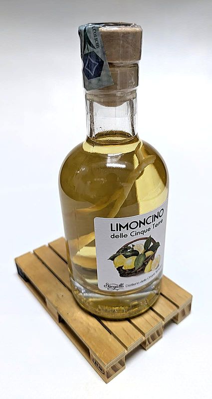 Limoncino/Limoncello Cinque Terre with lemon peel