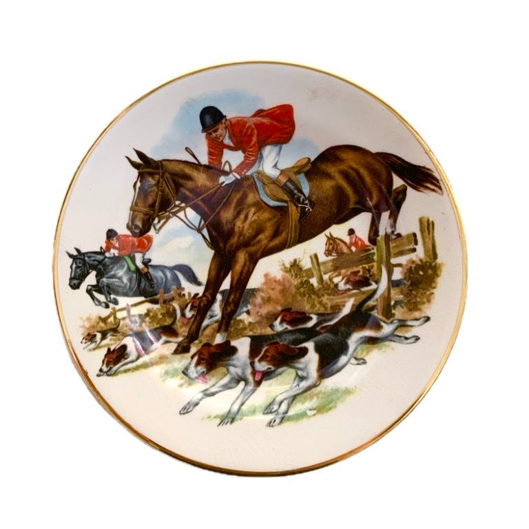 HUNT SCENE CERAMIC BROOCH 