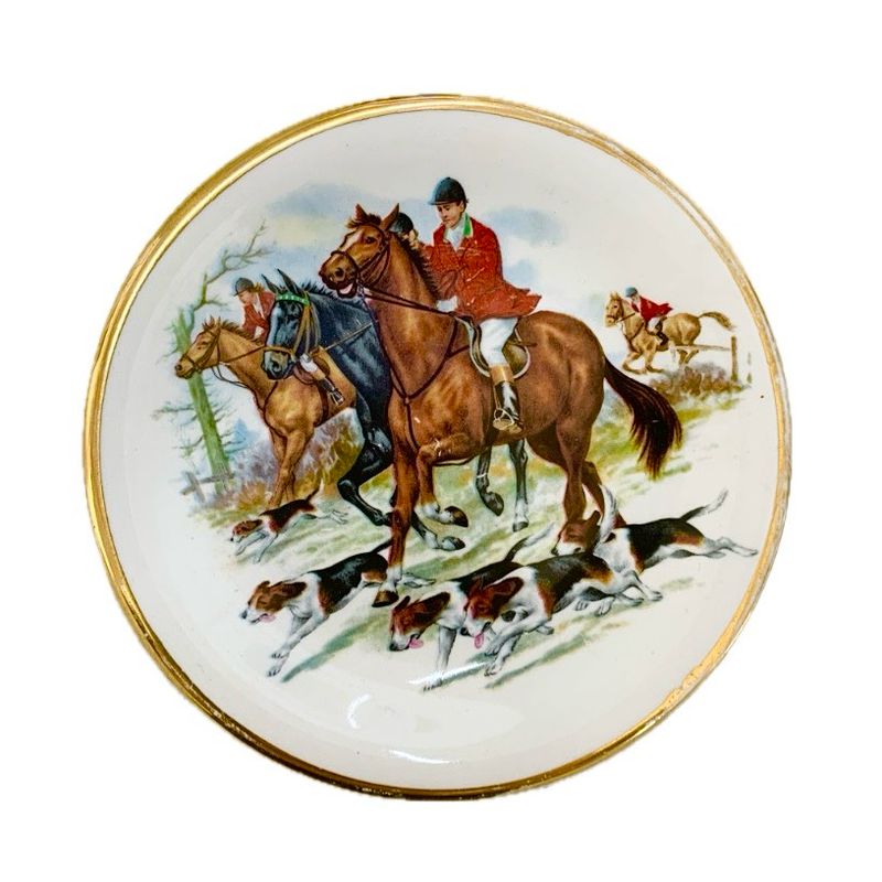 HUNT SCENE CERAMIC BROOCH 