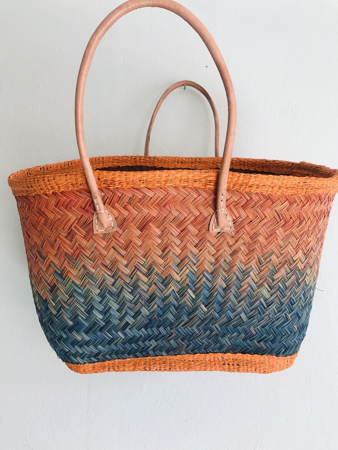 Korb aus gefärbten Palmenblättern und Leder  Orange/blau XXL