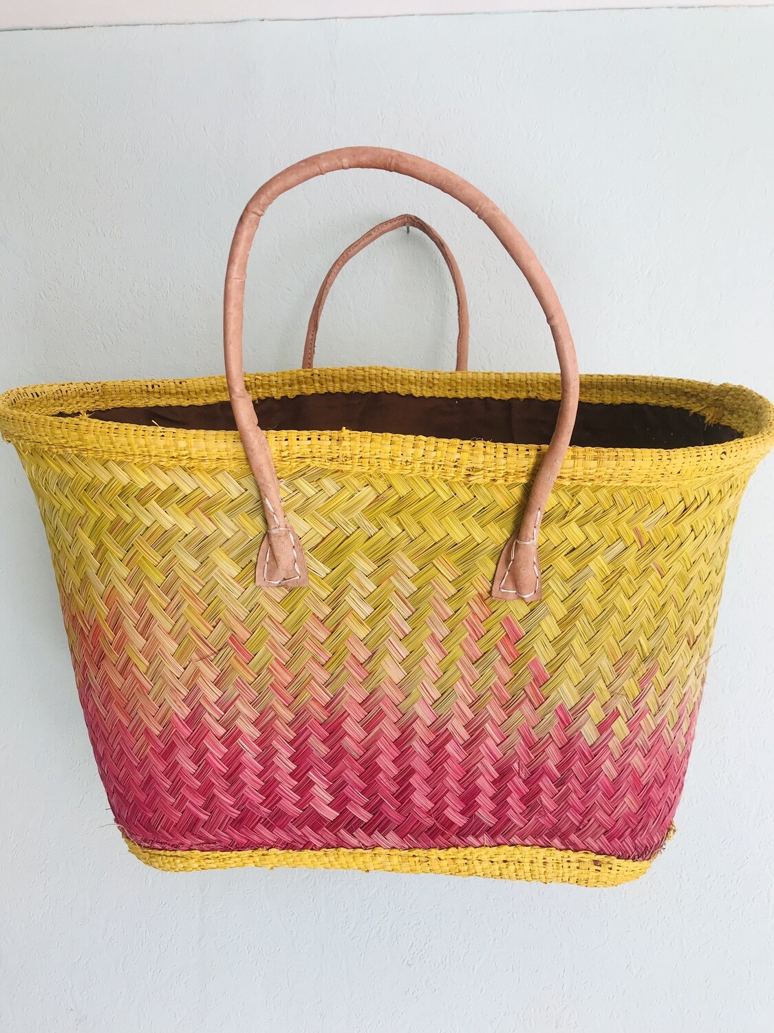 Korb aus Palmenblättern in Gelb/Rosa