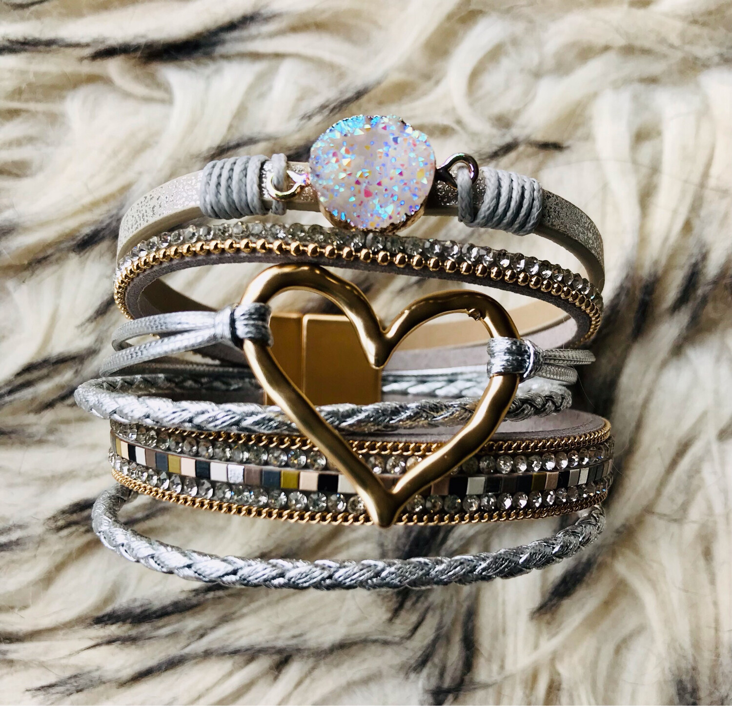 Schönes Lederarmband mit Herz und Strass in Silberfarbe.