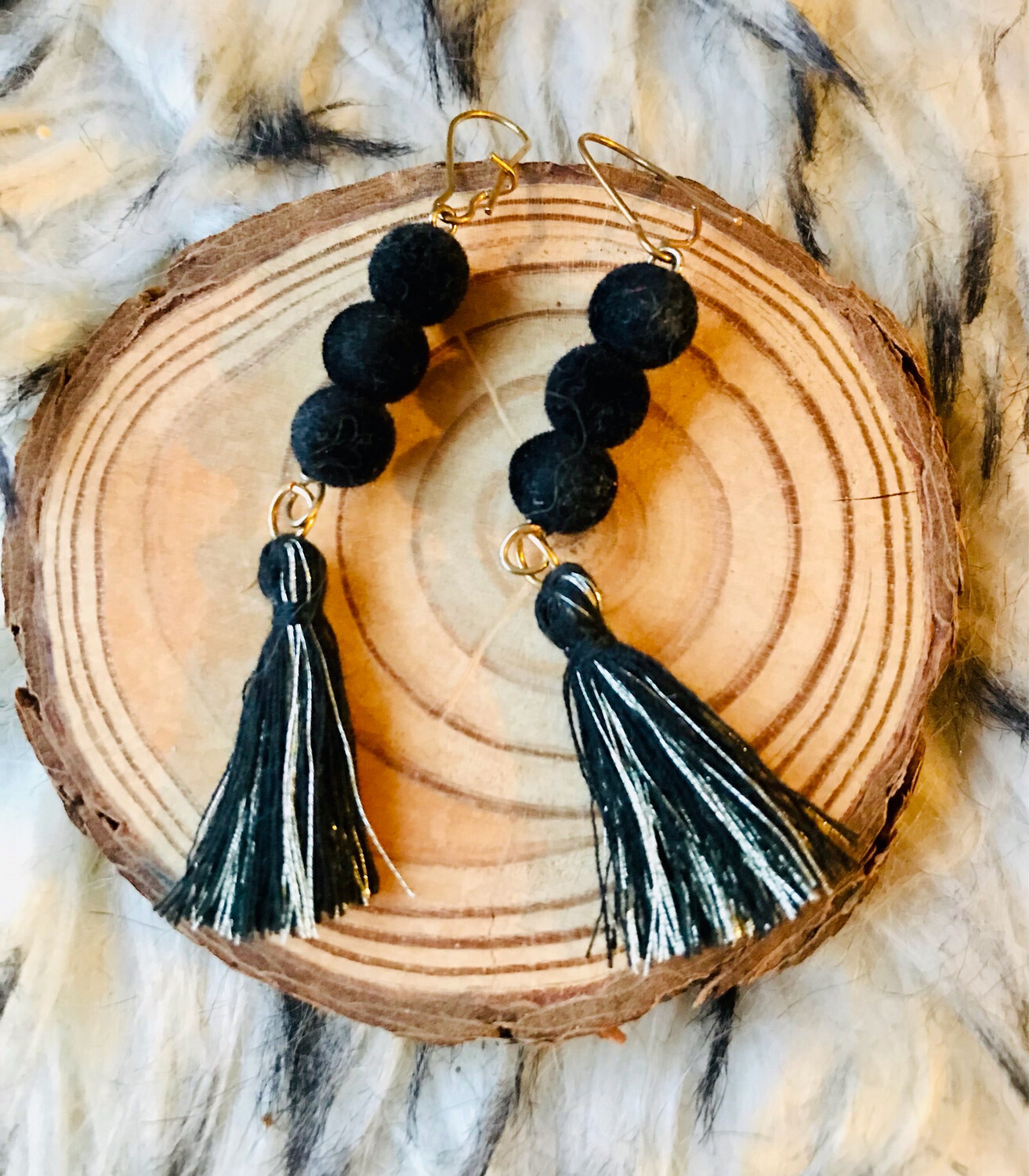Ohrringe mit schwarz/goldener Tassel