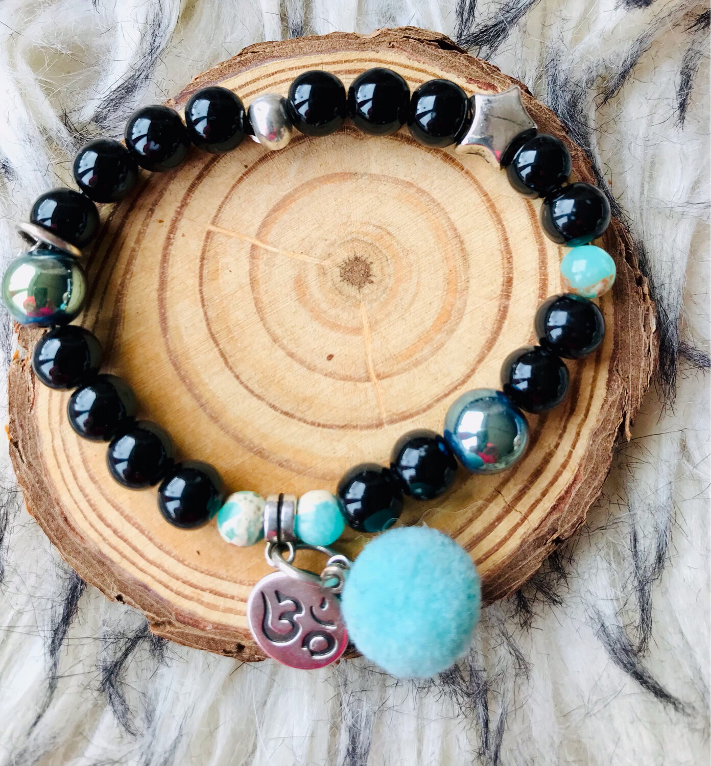 Armband mit Jaspis Perlen und versilberten Anhängern