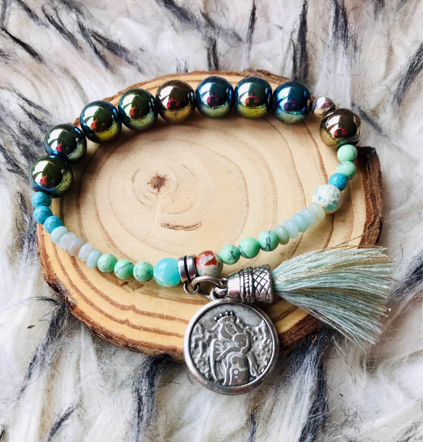 Armband mit Medaillon und Metall Perlen