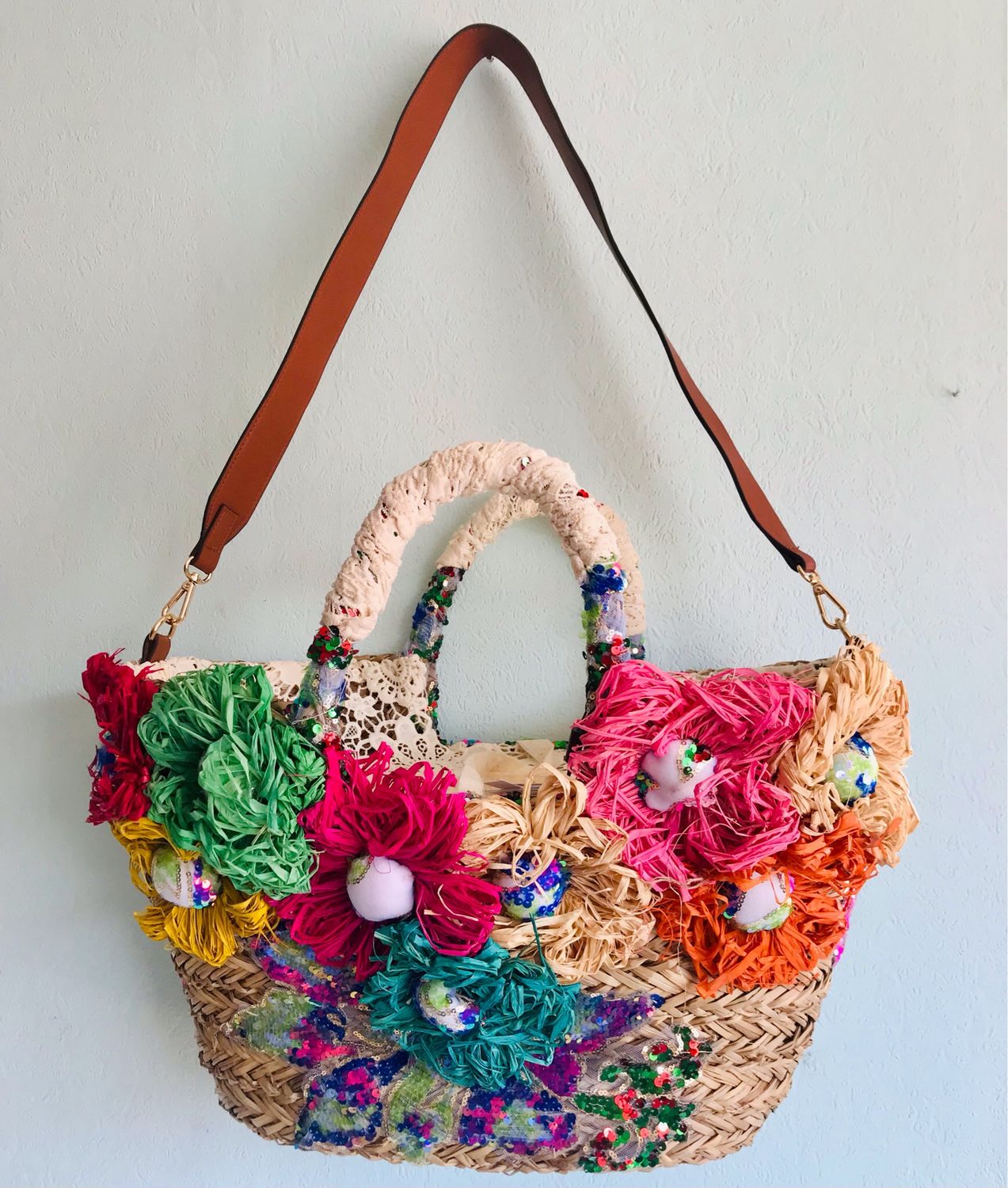 Korb mit Blumen und Spitze von Alexandro &amp;Maximilano