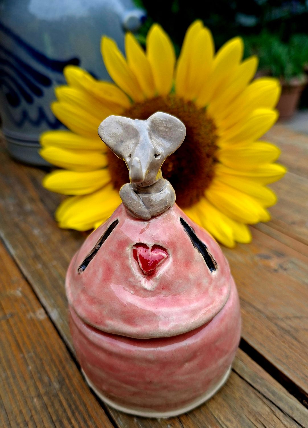 Keramik Dose mit kleinen Elefant