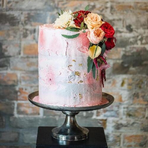 Hohe Torte im Creamy Look mit Blattgold und echten Blumen