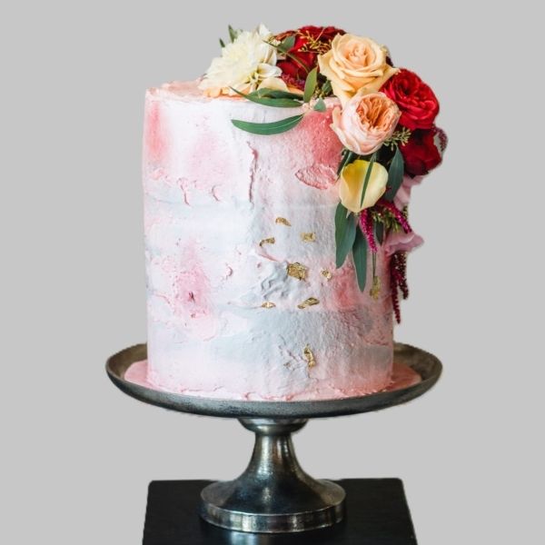 Hohe Torte im Creamy Look mit Blattgold und echten Blumen