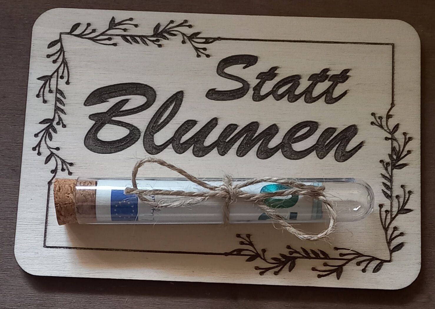 Geldgeschenk, STATT BLUMEN aus Holz, mit Reagenzglas
