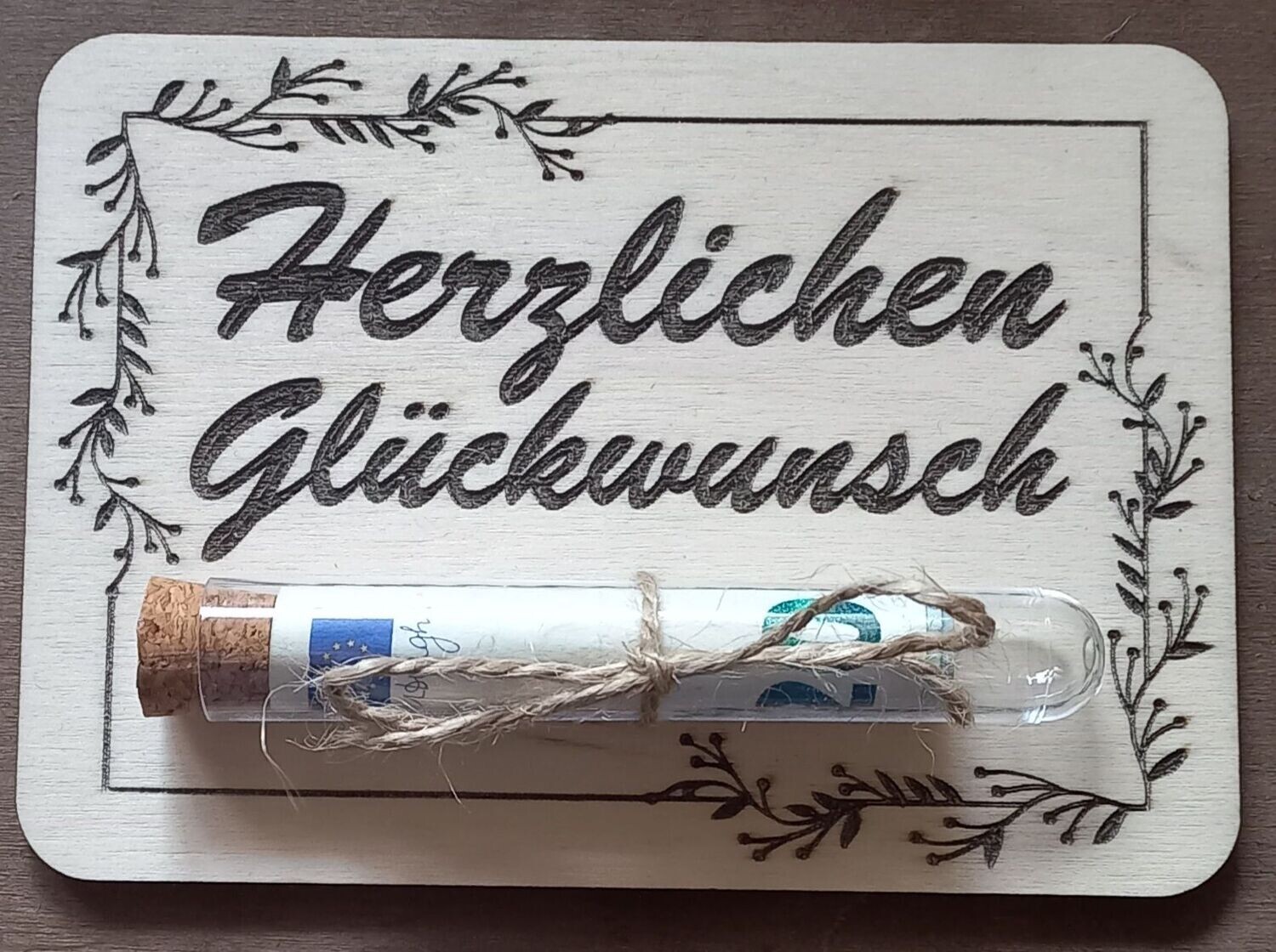 Geldgeschenk, HERZLICHEN GLÜCKWUNSCH aus Holz, mit Reagenzglas