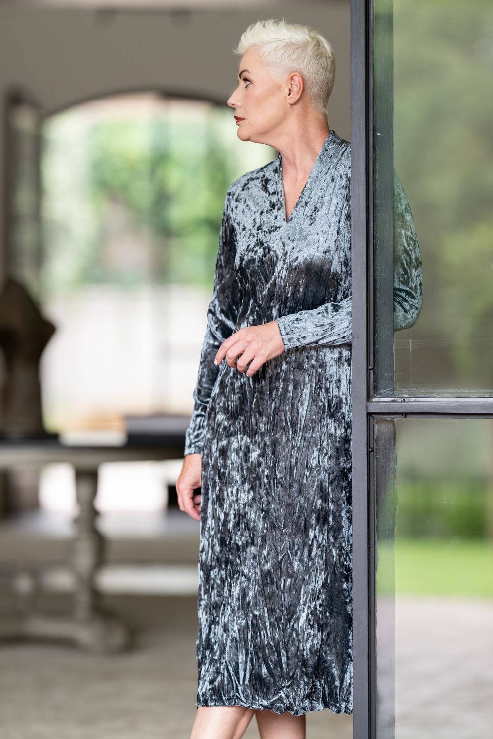 Elegant midi dress in luxurious crushed velvet