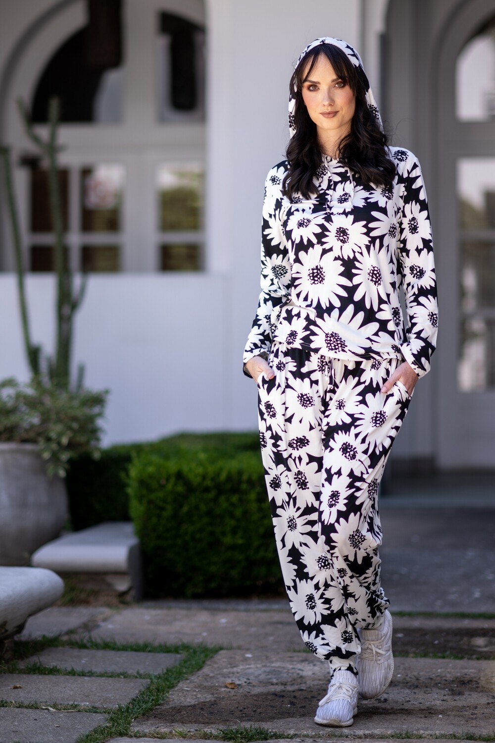 Mastik Black &amp; White Daisy Print relaxed Fit Two Piece Lounge Wear with side pockets and hood