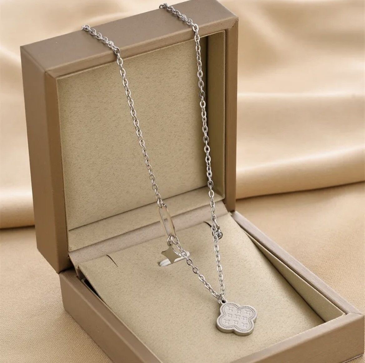 Silver necklace with clover drop