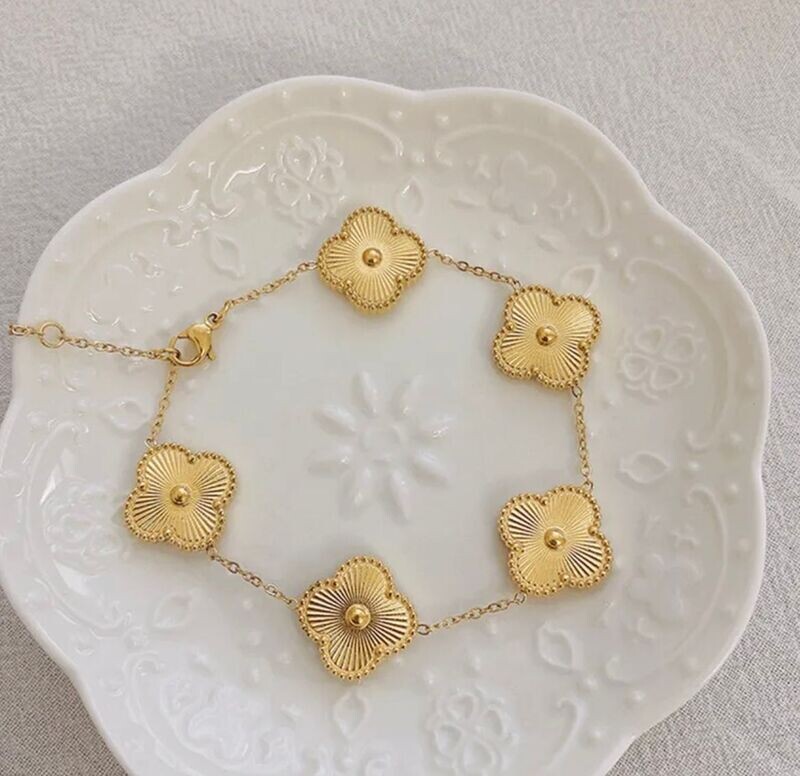 Gold clover bracelet