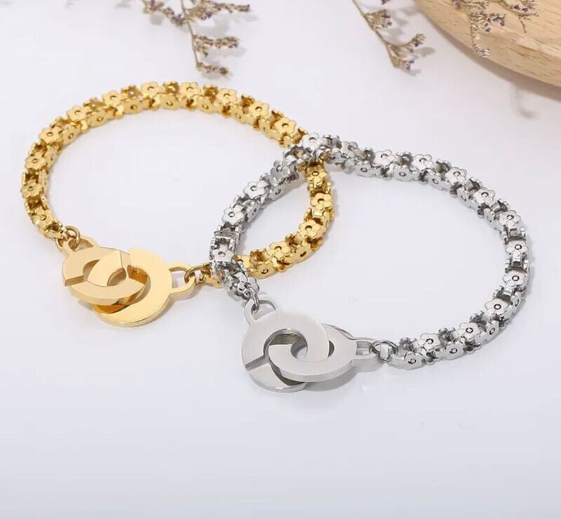 Gold interlocking flower bracelet Gold interlocking flower bracelet