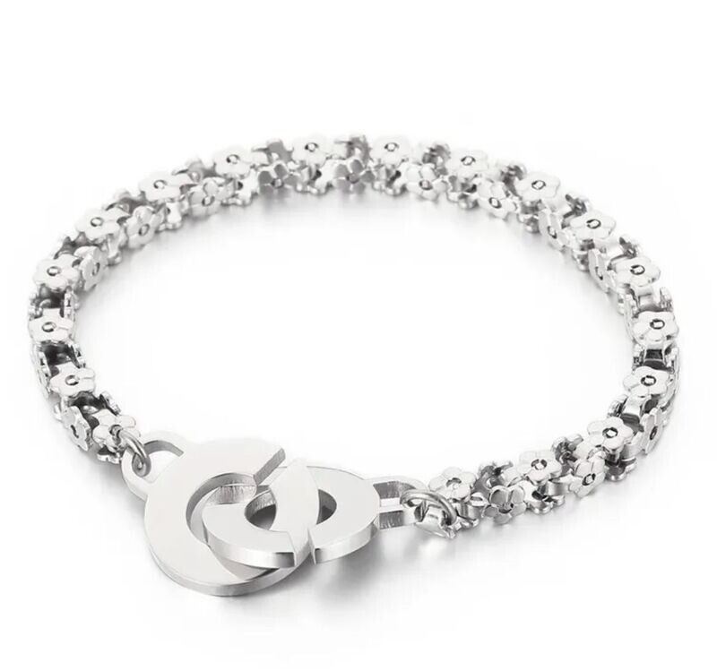 Silver interlocking flower bracelet Silver interlocking flower bracelet