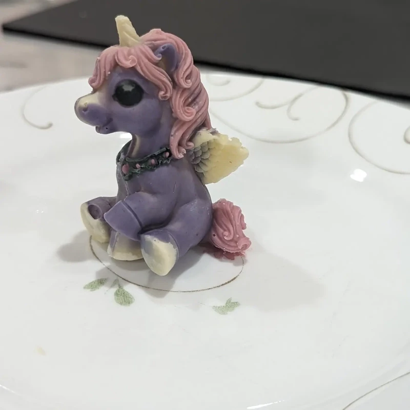 White chocolate figurines (per item)