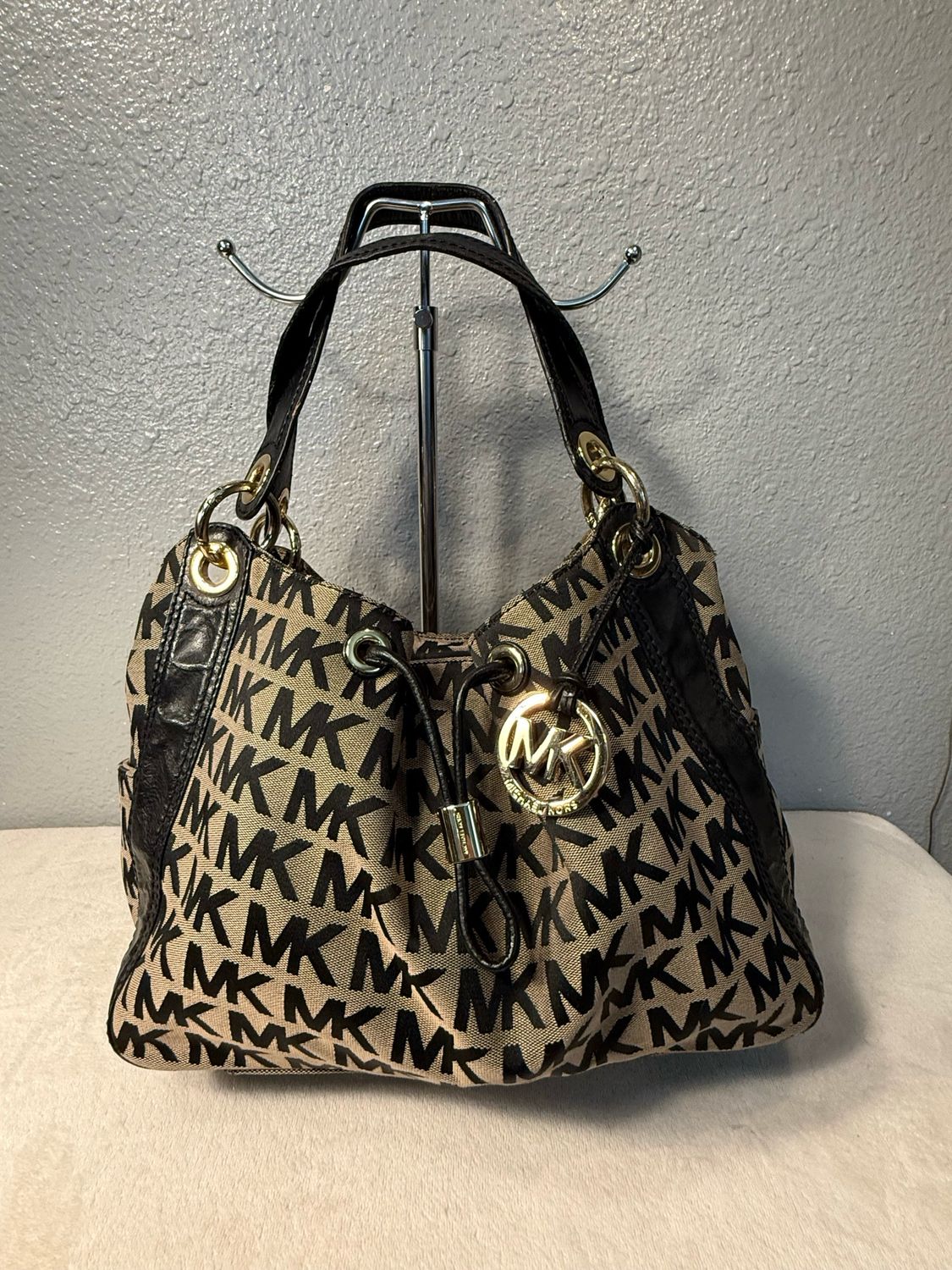 Michael Kors, Vintage Black And Gray Jacard And Leather Ludlow Tote $160 On Line!