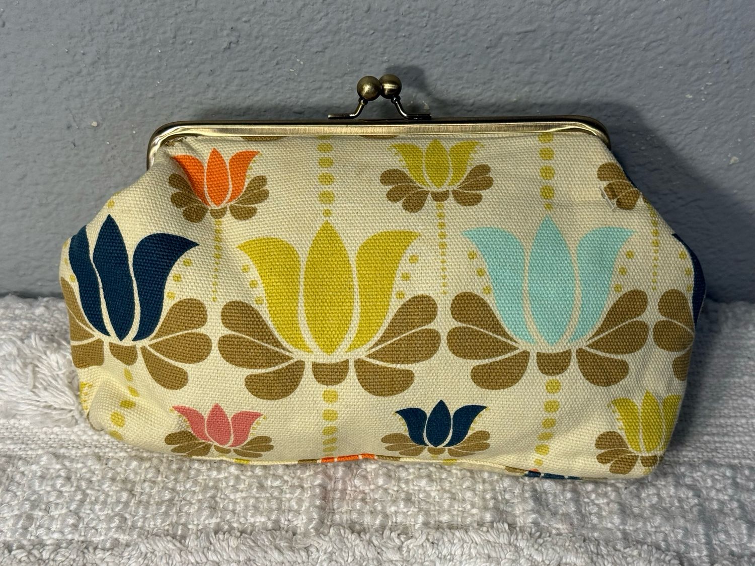 Unbranded, Large Floral Kiss, Lock Clutch Ketchup