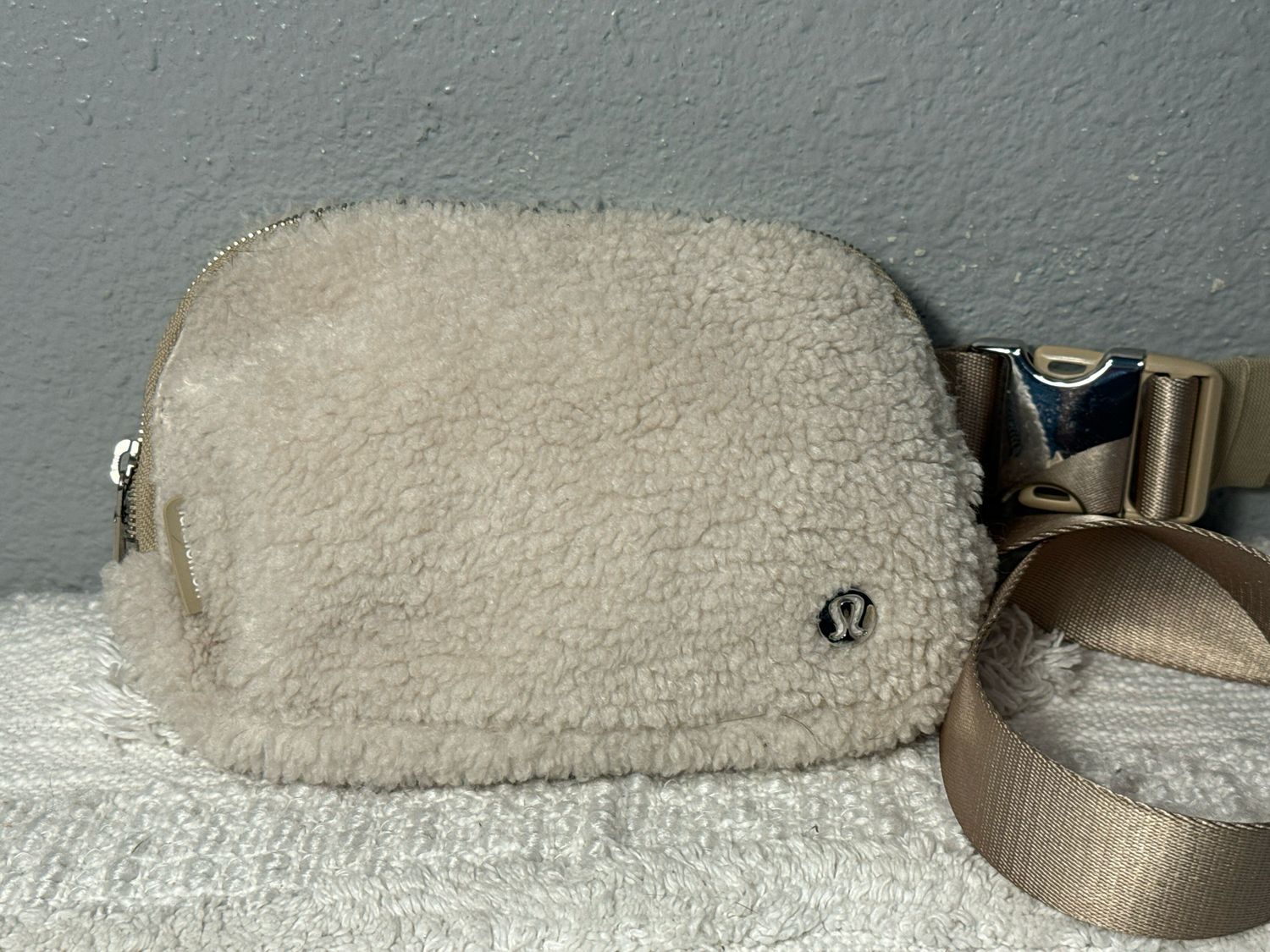 Lululemon Cream Fuzzy 2L Belt Bag New Without Tags
