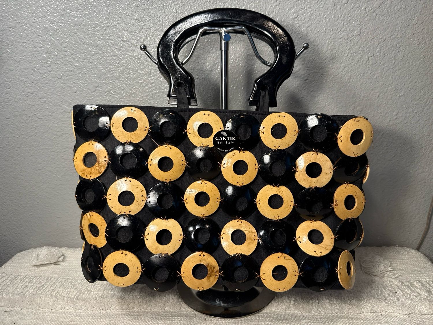 Cantik artisan Black And Tan Wooden Ring Handbag NWT!
