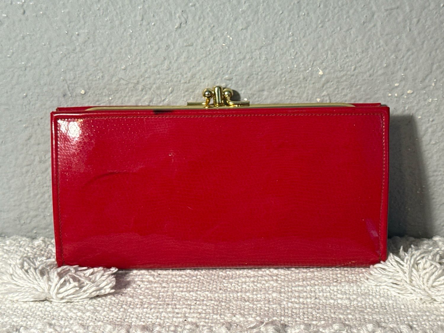 Unbranded red patent leather 1950s vintage kiss lock wallet
