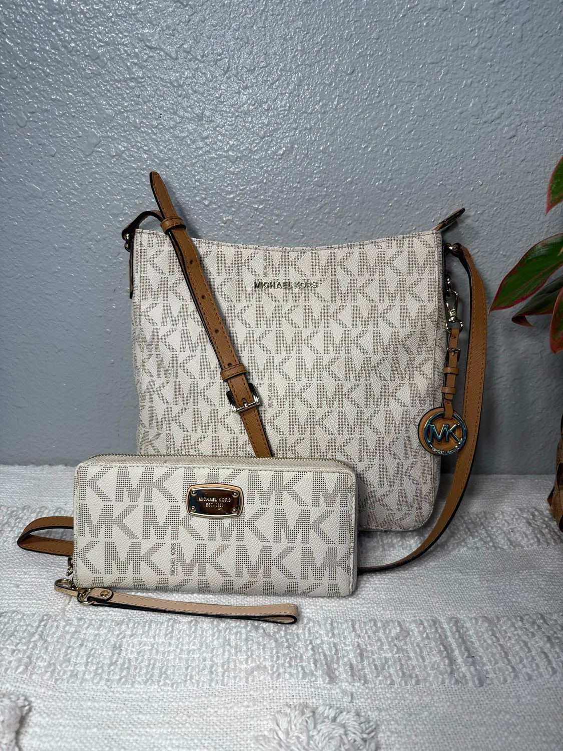 Michael Kors Vanilla Signature Coated Canvas And Saffiano Leather Crossbody Like New! WALLET SOLD SEPARATELY