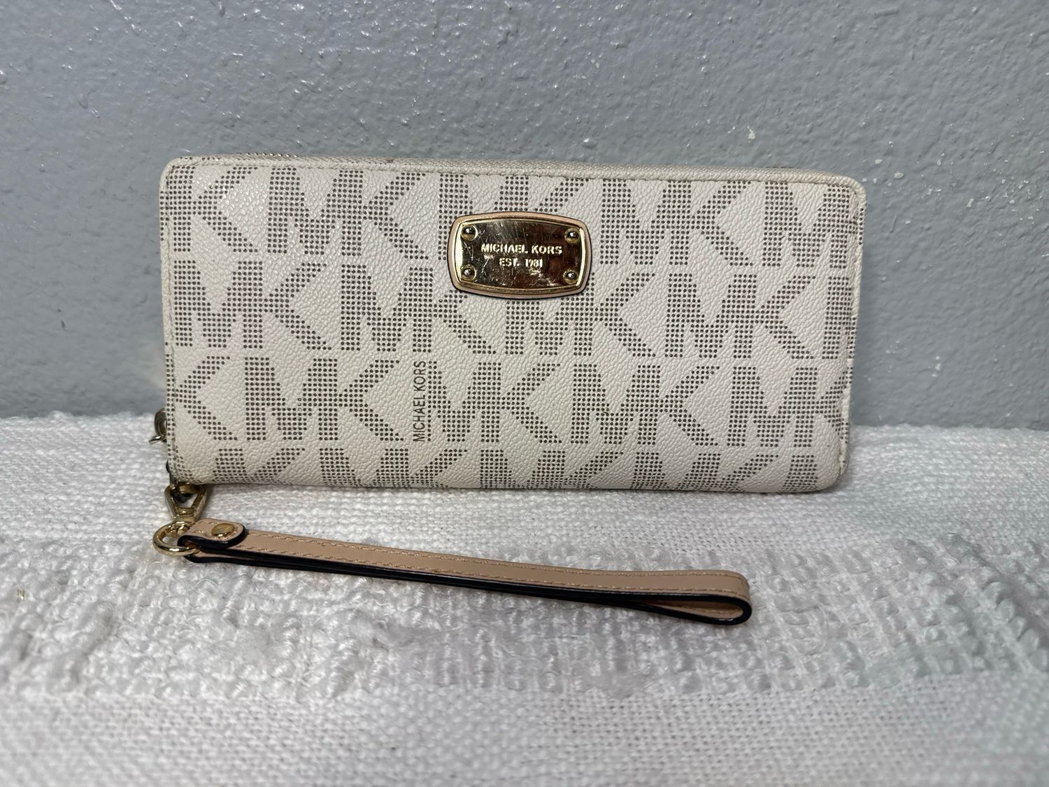 Michael Kors Vanilla Signature Continental Wallet Like New!