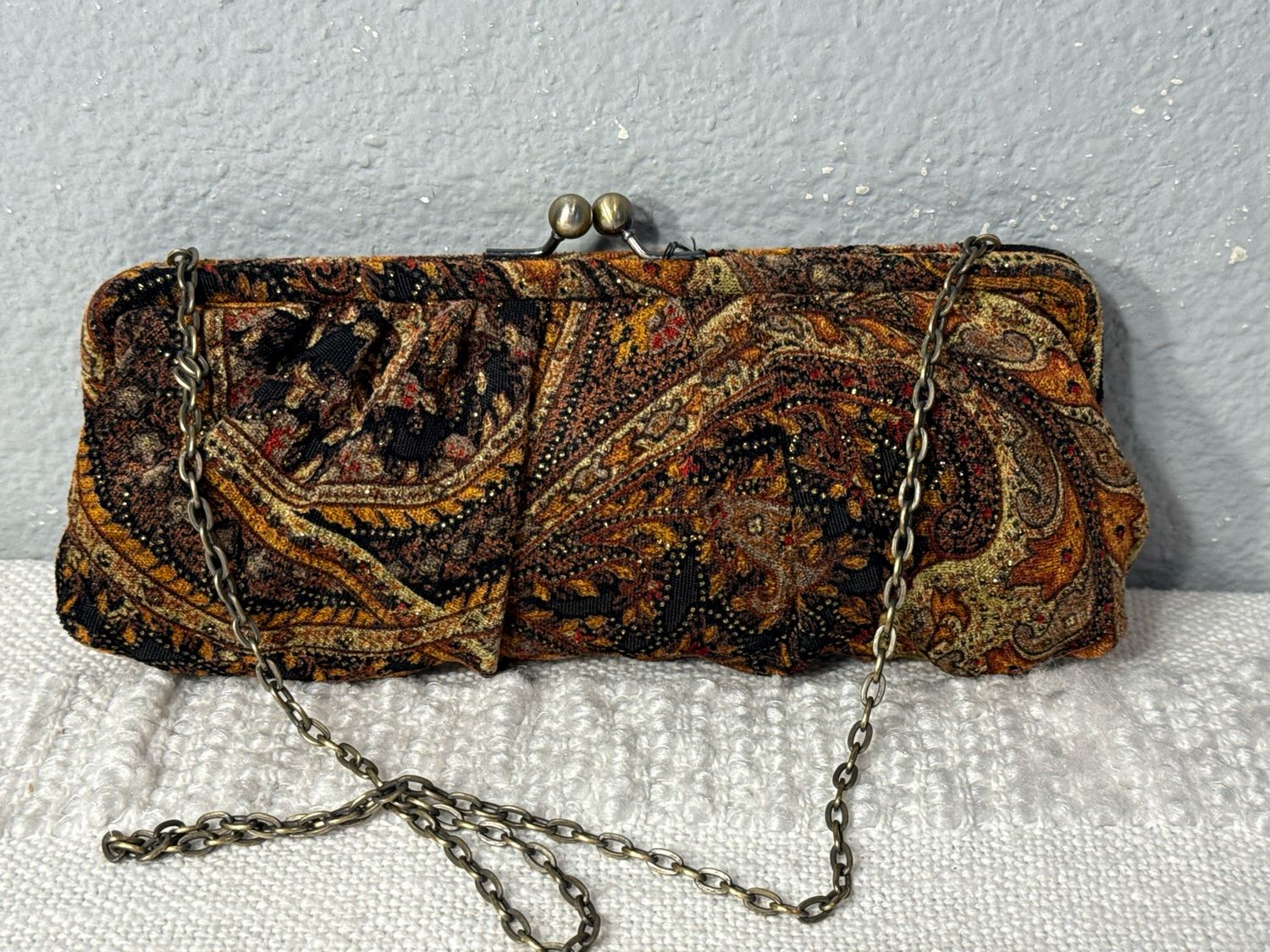 Vintage Unbranded, Paisley, Tapestry Velour Kiss Lock Clutch Shoulder Bag Wallet Like New!