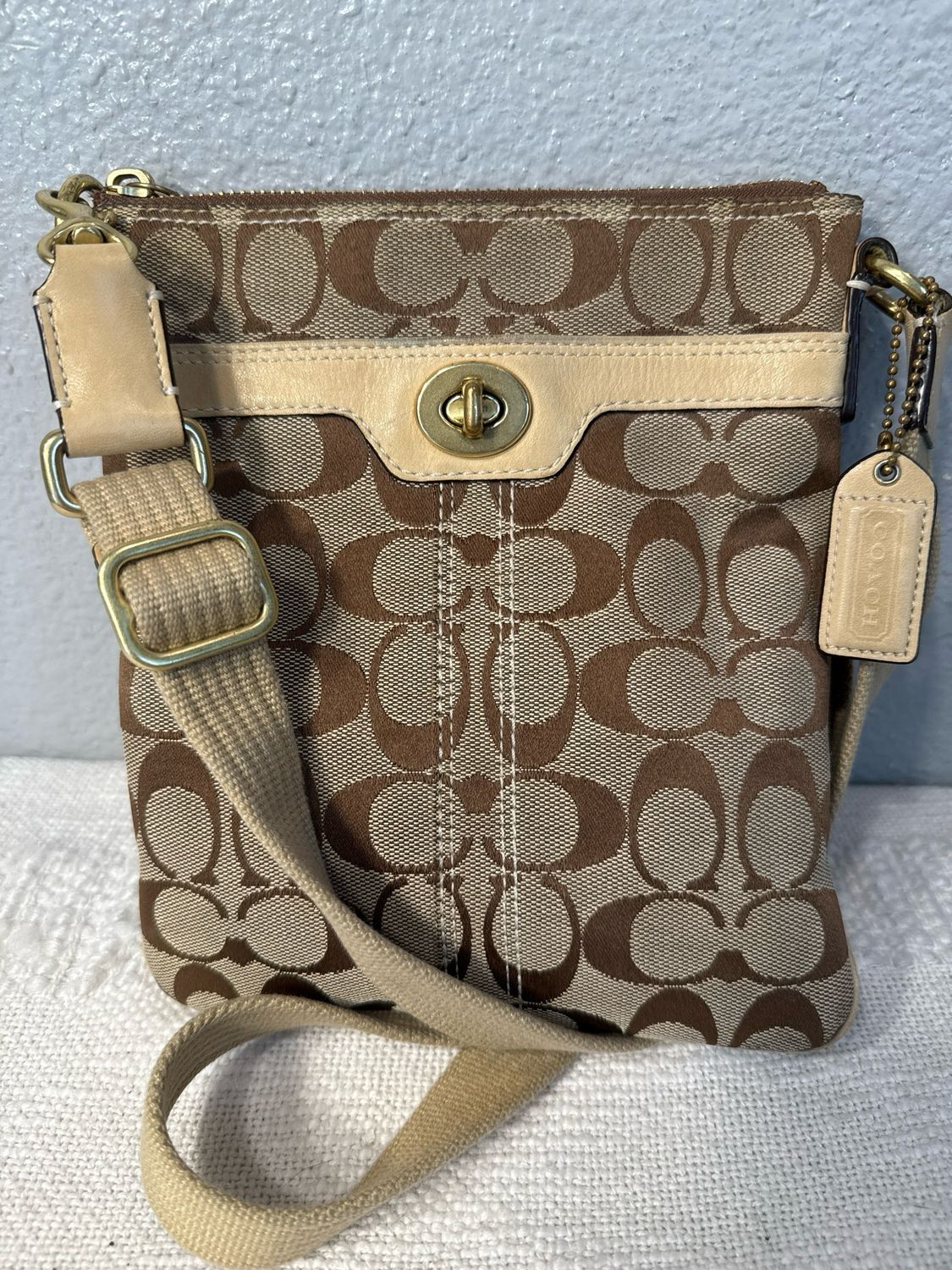 Coach Vintage Signature Twist Lock Crossbody Bag Like New!
