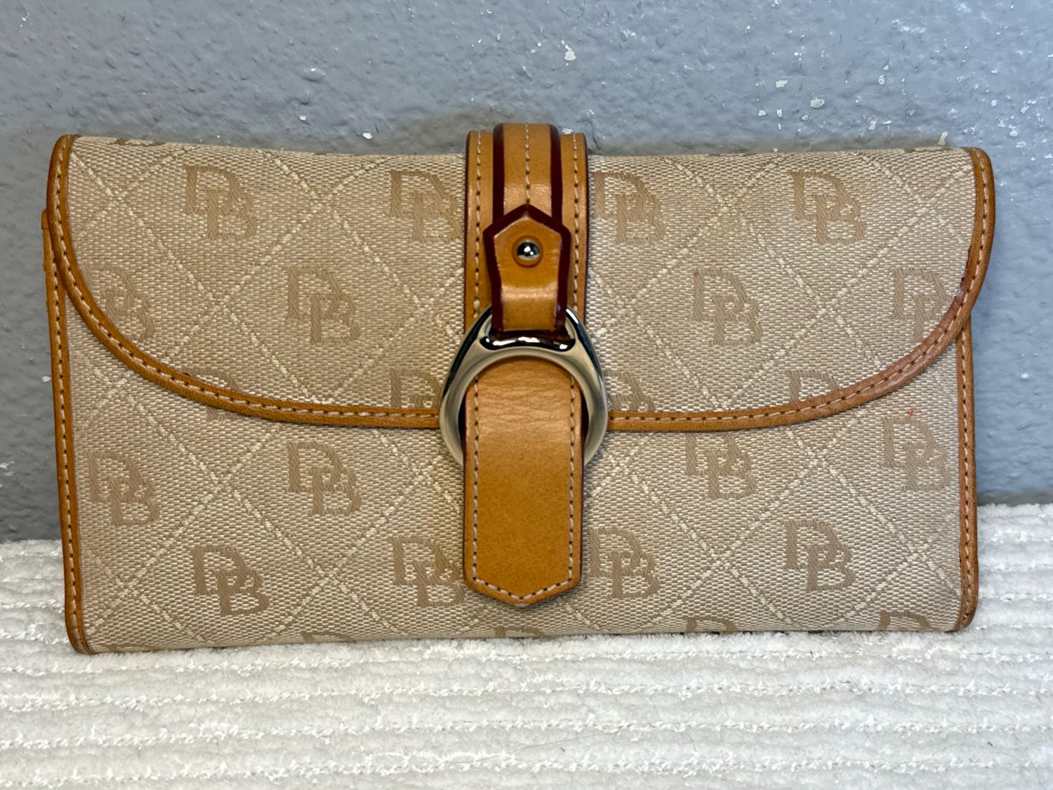 Dooney, &amp; Bourke Tan And Jacard Leather Wallet Like Nee!